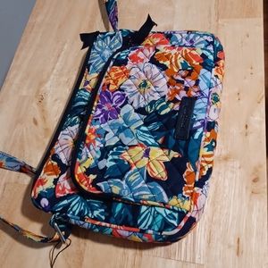 Gently Used Vera Bradley Little Hipster Purse. No rips. Good condition.